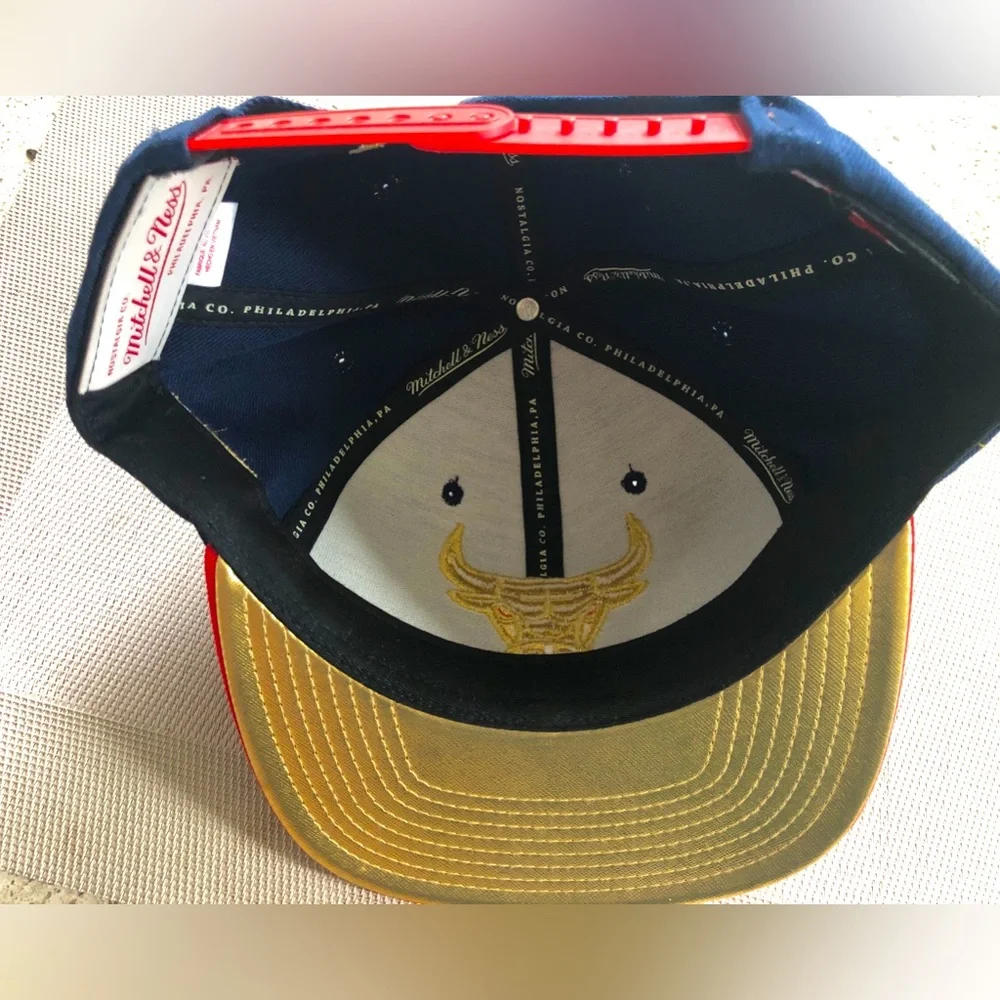 NBA CHICAGO BULLS NWOT Rare! Mitchell & Ness American Gold Brim Snapback…